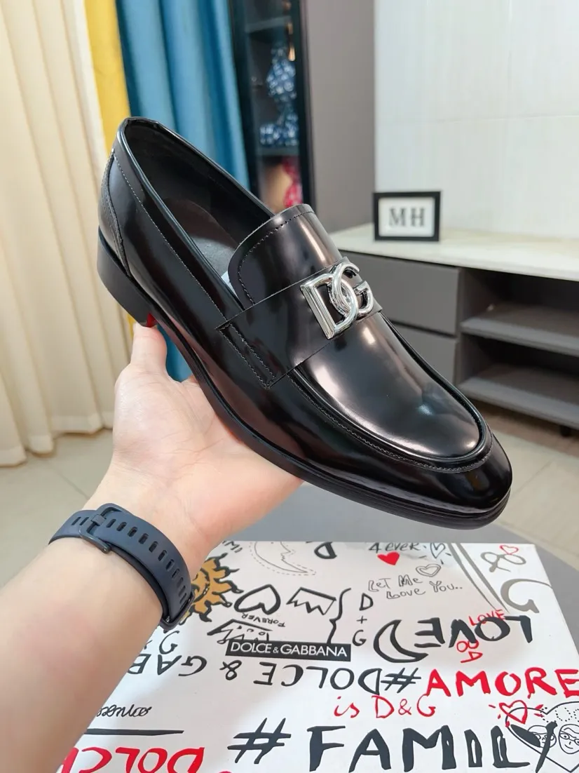 Men's shoes 💰540🌸🌸 [DG Dolce & Gabbana] High-end customized leather shoes. The upper is made of imported calf leather. Original hardware. I believe you will be impressed from the first time you see it. The avant-garde atmosphere can no longer fully interpret its elegance. AAA grade rubber outsole is super comfortable. The original cover last of the counter ensures its original version and quality. The upper is simple and the cowhide lining ensures its comfort and breathability. A pair of truly good shoes has its own unique soul, famous quality, and the first choice for successful people. Regular size 38-44 (45 customized)